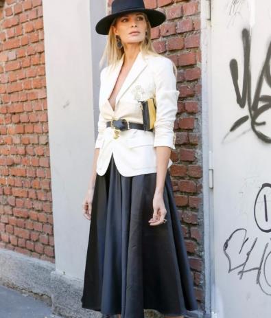 百褶裙搭配的上衣 暖春的美好从裙摆开始-八福集