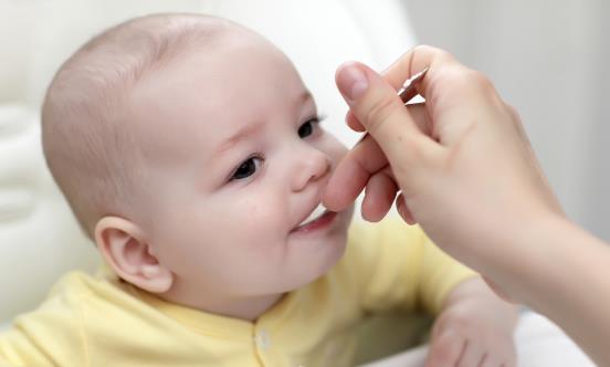 素食饮食会给婴儿带来健康风险 宝贝饮食三餐三点有讲究-八福集