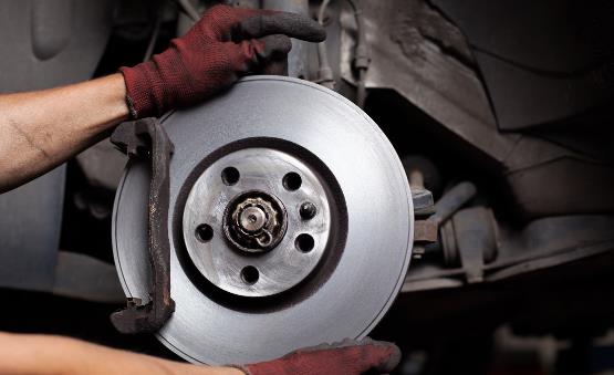 刹车失灵前的4个预兆 车辆在行驶中发生刹车失灵该怎么办-八福集