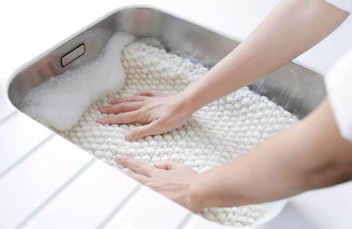 你一定要知道的衣物护理小技巧 毛衣皮衣羽绒服护理-八福集