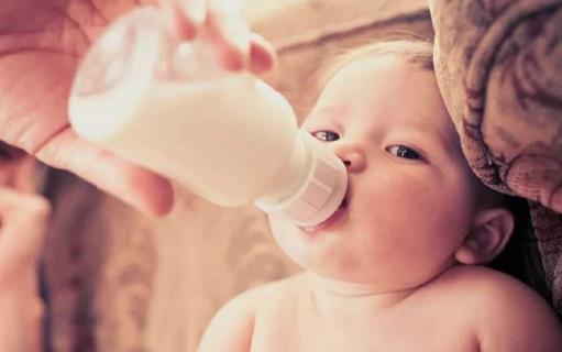 母乳喂养的误区揭秘 产后增加母乳食物很重要-八福集