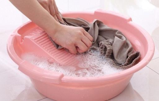 用84消毒液洗衣服会使衣服掉色吗 新买的深色衣服掉色怎么办-八福集