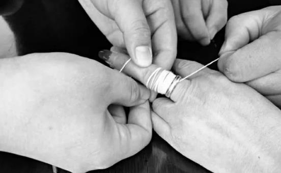 戒指竟然变成紧箍咒 戒指卡手了怎么办-八福集