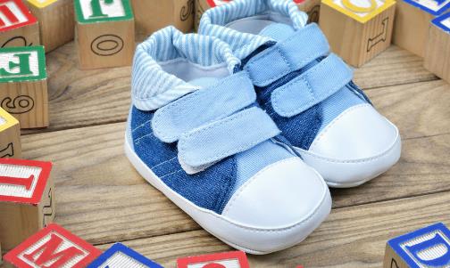 儿童鞋子该如何选择 宝妈给宝宝挑鞋最毁脚的情况-八福集