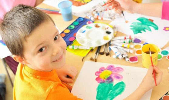 把握成长关键时期培养宝宝创造力 父母要多让宝宝自己做主-八福集