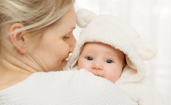 宝宝喝奶之后妈妈会拍嗝吗 预防宝宝吐奶照这样做就OK-八福集