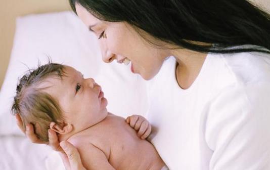 生完孩子白头发是怎么回事-八福集