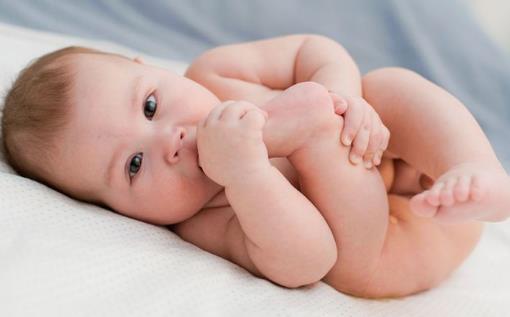 宝宝不穿袜子的好处 光脚能养成更好的走路姿势-八福集