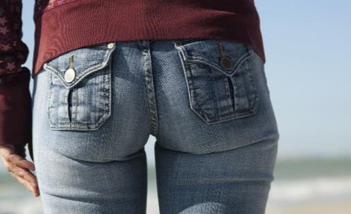 怎样挑选牛仔裤 牛仔裤基本洗涤养护方法-八福集