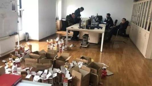 假酒!真瓶装假茅台骗术 嫌疑人借豪车卖货-八福集