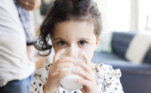 19天婴儿吃100ml正常吗 100ml奶粉婴儿吃几分钟合理-八福集