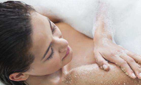 洗澡时你会用沐浴露还是香皂 洗澡前要注意什么事情-八福集