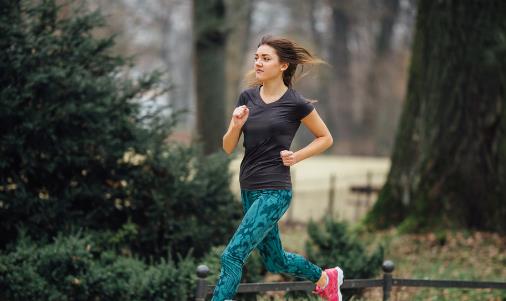 早晨喝水好处多 空腹跑步害处多-八福集