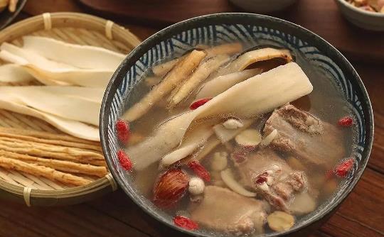 老火汤食材搭配最重要 老鸭汤加山药功效倍增-八福集