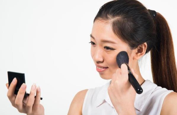 长期睡前玩手机的人,面部若有3症状,可能是肝在“吐槽”