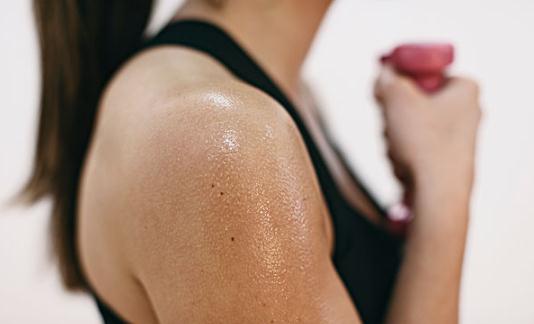 三伏天运动大汗淋漓好不好 三伏天如何去除身体湿寒湿气-八福集