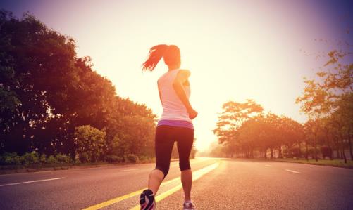 什么时间夜跑最好 夜跑需热身充分才上路-八福集