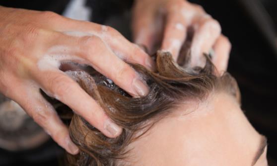 晚上睡觉前洗头有什么影响 洗头的五大禁忌-八福集