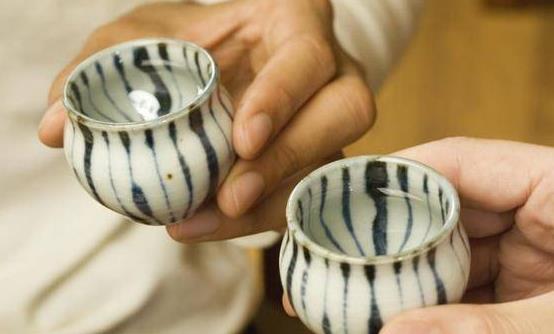 适量喝酒也能带来益处 饮酒有助预防关节炎-八福集