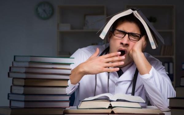 早起3不要,睡前4远离,不要着急起床,要吃早餐,远离熬夜