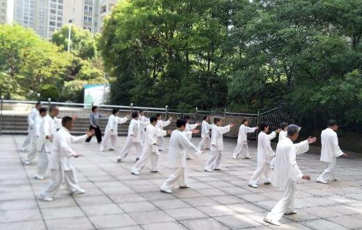 练太极拳是中老年人必备运动 坚持练太极拳的好处-八福集