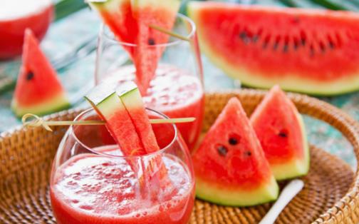 西瓜吃一半,保鲜膜盖住细菌多?三个饮食误区