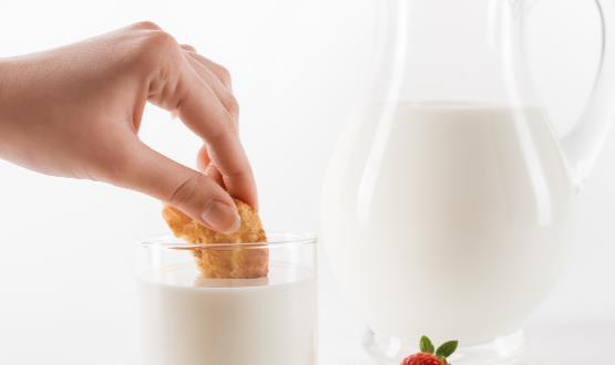 爱喝香浓牛奶的人小心肥死 四招选购安全牛奶饮品-八福集