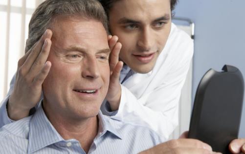 眼皮下垂可能是病 眼皮下垂可做手术改善-八福集