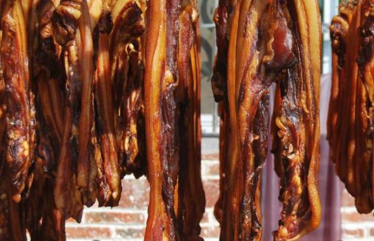 腊肉长白色的霉还能吃吗 腊肉长霉了要怎么处理图片-八福集