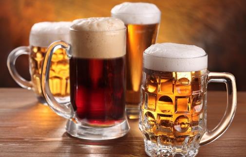 黑啤酒黄啤酒夏天应该喝哪种 不管好坏喝酒都要适量-八福集