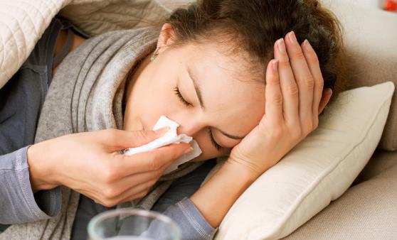 用吃来缓解感冒 少吃多餐及时补水-八福集