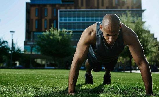 做俯卧撑的10个技巧 俯卧撑的8种练习方式-八福集