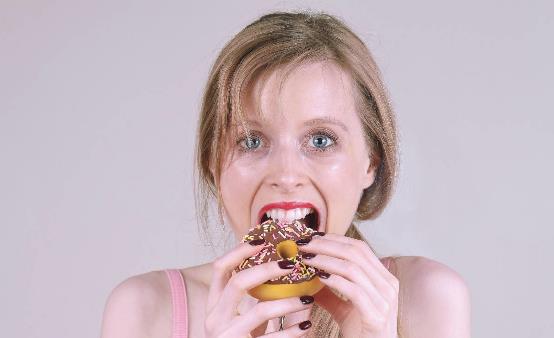 吃不对晚上的睡眠质量也不会太好 甜食吃太多让入眠更困难-八福集