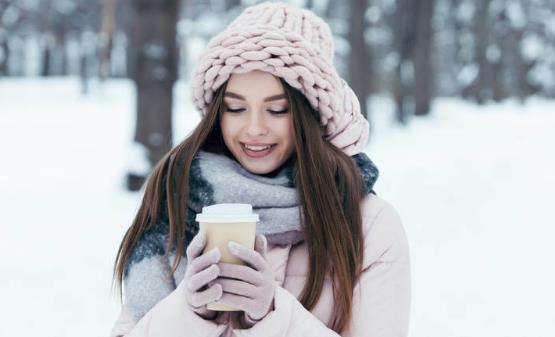 冬季穿衣不是越多越好 冬季养生要保三暖防烫伤-八福集