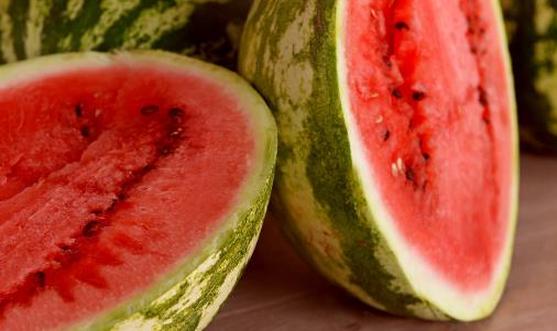 切开西瓜用保鲜膜盖住细菌多 吃冰镇西瓜易腹泻腹痛-八福集