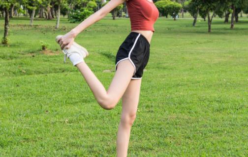 运动后浑身酸痛 教你用泡沫轴来做下肢肌肉放松-八福集