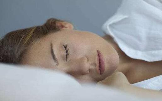 睡眠不好对工作影响比较大 改善上班族睡眠的方法-八福集