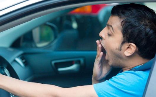 开车犯困极其危险 常见10种方法防止开车犯困-八福集