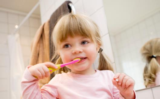 虫牙找上宝宝最关键的原因 宝宝刷牙爸妈必须亲上阵-八福集