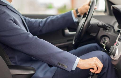 科学的驾驶姿势你知道吗? 途驾车时应注意哪些问题呢