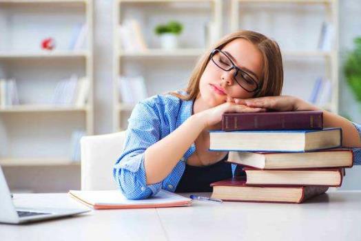 白领上班族午睡的好处 正确午睡才能更有精神-八福集