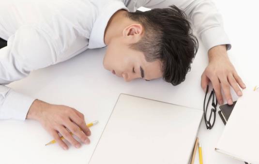 上班族趴着睡觉手麻 睡觉时空调也别调得太低-八福集