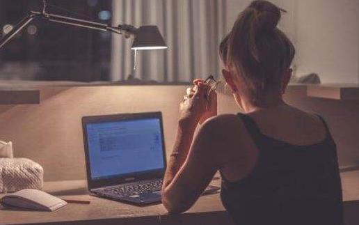 经常熬夜对身体的危害 防止熬夜的3种方法-八福集