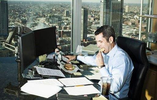 久坐对白领的5大伤害 避免久坐伤害的方式方法-八福集