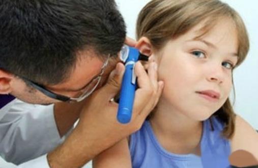 挖耳朵小小的动作易致耳袭 隐藏着很大的风险-八福集