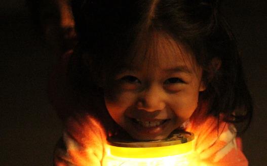 晚上睡觉开灯的五大危害 小心长期开灯睡觉竟然致癌-八福集