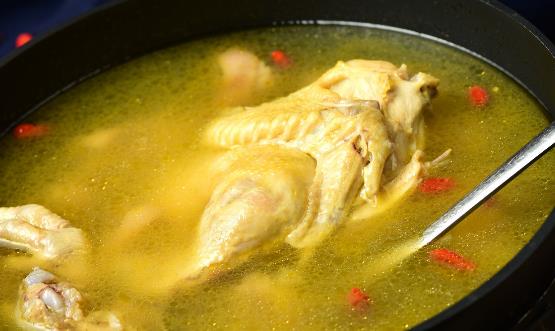 老母鸡炖汤滋补却不适合老年人 六种人不宜喝鸡汤-八福集