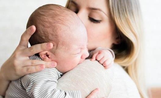 乳头发生破裂妈妈痛苦不堪 乳头破裂的预防方法-八福集