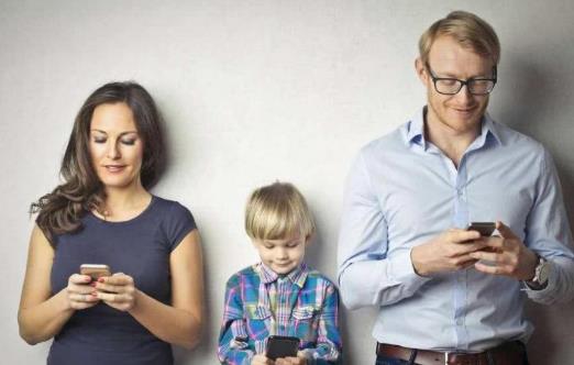 总玩手机脖子痛?手指痛?你可能是得了“手机病”