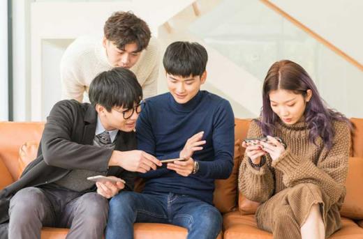 总玩手机脖子痛?手指痛?你可能是得了“手机病”